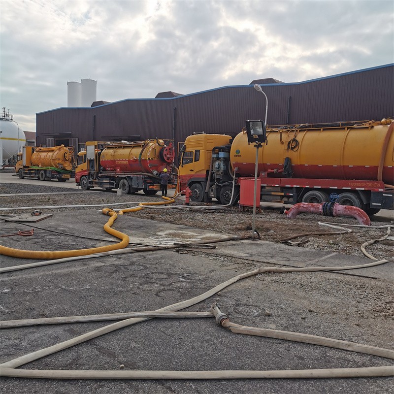 鸠江污水池清理