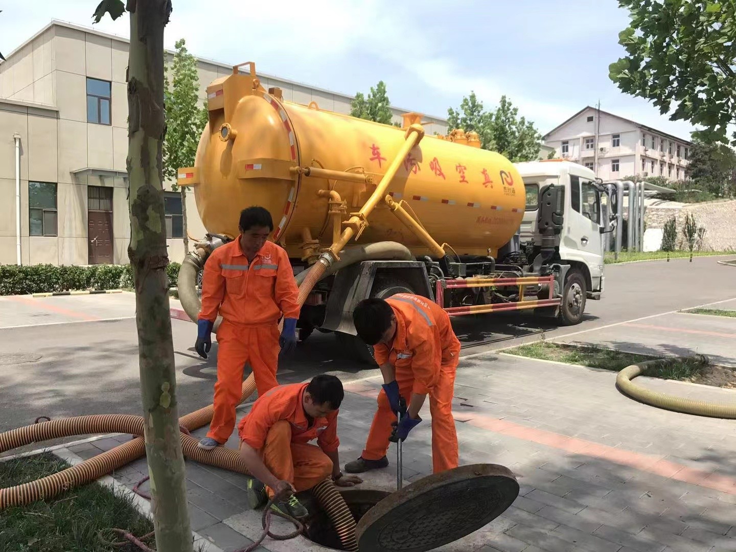 鸠江管道疏通车停在窨井附近