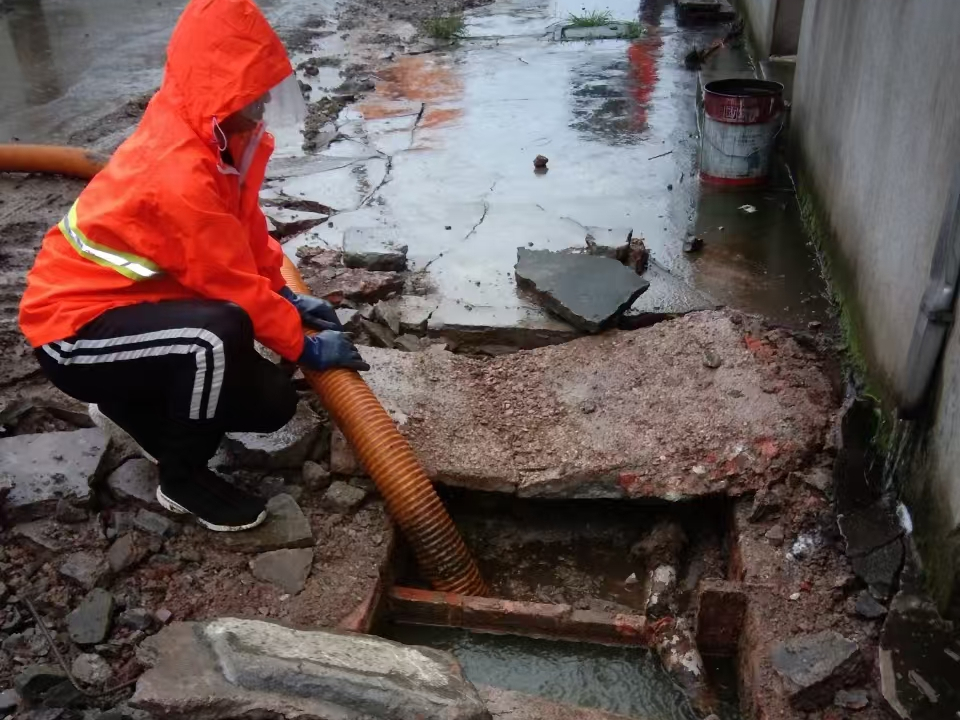 鸠江专业清理污水池 炜誉市政以规范流程守护城市 “肠道”